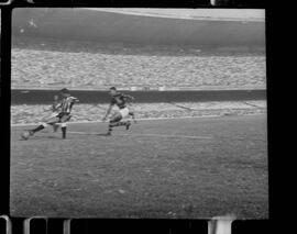 Fotografia "FUTEBOL = 'CAMPEONATO CARIOCA DE PROFISSIONAIS' Jogo Flamengo x Botafogo (3 x 1), America x Portuguesa (2 x 1), Madureira x Bangu (1 x 2), C. Grande x S. Cristovão (1 x 0) e C. Rio x Olaria (1 x 7), Reportagem de Esporte" ([Local n/d] , 1963) [negativo]. / Fotógrafo(a): Equipe.  -- ITEM-0213.