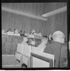 Fotografia "Brasília - Caso Hélio Fernandes, julgamento pró habe corpus [habeas corpus] em Brasília e encontro com sua esposa Sra. Rosinha Fernandes)" ([Local n/d] , 1963) [negativo]. / Fotógrafo(a): Nevilles.  -- ITEM-0019.