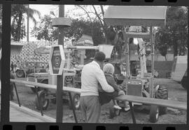 Fotografia "Exp. Americana na Quinta da Bôa Vista; 'EXPOSIÇÃO 'ALIADOS NO PROGRESSO' Exposição Americana na Quinta da Bôa Vista (Reportagem)" ([Local n/d] , 1963) [negativo]. / Fotógrafo(a): Luiz Pinto.  -- ITEM-0006.