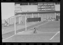 Fotografia "Campeonato Carioca de Profissionais de 63 (1° Turno) Esporte - jogo Fluminense (1 x 0) Bonsucesso" ([Local n/d] , 1963) [negativo]. / Fotógrafo(a): Democrito.  -- ITEM-0067.