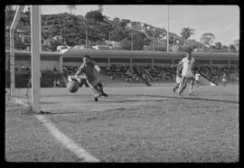 Fotografia "Futebol - RJ (Campeonato de Juvenis - 1956) - Jogo: Flamengo x Bangu, Esportes" ([Local n/d] , 1956) [negativo]. / Fotógrafo(a): Demócrito.  -- ITEM-0004.