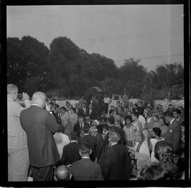 Fotografia "ENTERRO DO MINISTRO ARI FRANCO; Enterro do Ministro ARI FRANCO (Ministro Ari de Azevedo Franco), Reportagem de Nelson" ([Local n/d] , 1963) [negativo]. / Fotógrafo(a): Méra.  -- ITEM-0002.