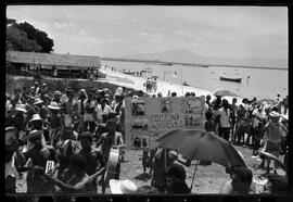 Fotografia "Banho a fantasia em Ramos e homenagem a Última Hora na Ilha do Governador" ([Local n/d] , [Data n/d]) [negativo]. / Fotógrafo(a): Rodo.  -- ITEM-0008.