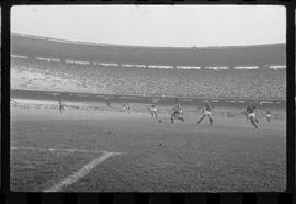 Fotografia "FUTEBOL = 'CAMPEONATO CARIOCA DE PROFISSIONAIS' Jogo Flamengo x Botafogo (3 x 1), America x Portuguesa (2 x 1), Madureira x Bangu (1 x 2), C. Grande x S. Cristovão (1 x 0) e C. Rio x Olaria (1 x 7), Reportagem de Esporte" ([Local n/d] , 1963) [negativo]. / Fotógrafo(a): Equipe.  -- ITEM-0170.