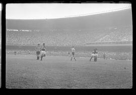 Fotografia "FUTEBOL = 'CAMPEONATO CARIOCA DE PROFISSIONAIS' Jogo Flamengo x Botafogo (3 x 1), America x Portuguesa (2 x 1), Madureira x Bangu (1 x 2), C. Grande x S. Cristovão (1 x 0) e C. Rio x Olaria (1 x 7), Reportagem de Esporte" ([Local n/d] , 1963) [negativo]. / Fotógrafo(a): Equipe.  -- ITEM-0082.