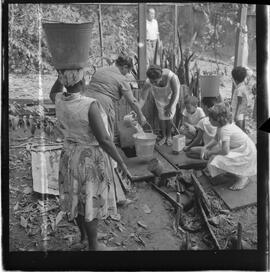 Fotografia "Rept. s/ Falta D'água na ZN c/ Wilson C.; 'FALTA DE ÁGUA' Reportagem c/ 'Falta de Água' na Zona Norte, Reportagem de Wilson Corrêa" ([Local n/d] , 1963) [negativo]. / Fotógrafo(a): Méra.  -- ITEM-0011.