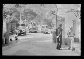 Fotografia "DESAPARECIMENTO DO MÉDICO NO PICO DE PAPAGAIO Família perdida na mata (Dr. Newto Batista dos Santos, que estava desaparecido com seus filhos Caio Cesar e Lia Lucia no Pico de Papagaio)" ([Local n/d] , 1963) [negativo]. / Fotógrafo(a): Adyr; Rodolpho.  -- ITEM-0005.