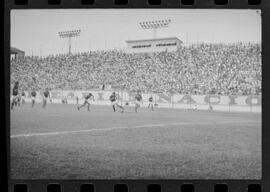 Fotografia "Campeonato Carioca de Profissionais de 63 (1° Turno) Esporte - jogo Fluminense (1 x 0) Bonsucesso" ([Local n/d] , 1963) [negativo]. / Fotógrafo(a): Democrito.  -- ITEM-0099.