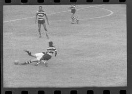 Fotografia "Campeonato Carioca de Profissionais de 63 (1° Turno) Esporte - jogo Fluminense (1 x 0) Bonsucesso" ([Local n/d] , 1963) [negativo]. / Fotógrafo(a): Democrito.  -- ITEM-0087.