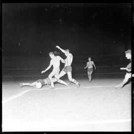 Fotografia "Futebol - Brasil x Paraguai" ([Local n/d] , [Data n/d]) [negativo]. / Fotógrafo(a): Equipe.  -- ITEM-0028.