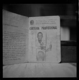 Fotografia "RECLAMAÇÕES NA REDAÇÃO DE UH' Entrevista na Redação (Sr. José Gonçalves Avila), Reportagem de Broxado" ([Local n/d] , 1963) [negativo]. / Fotógrafo(a): Ferreira.  -- ITEM-0002.