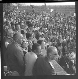 Fotografia "Usina Hidrelétrica Presidente João Goulart' Jango em Bom Jesus da Lapa (baía) por ocasião da inauguração da Uzina [Usina] Hidrelétrica 'Presid. Jango'" ([Local n/d] , 1963) [negativo]. / Fotógrafo(a): Neville.  -- ITEM-0006.