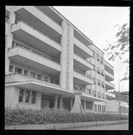 Fotografia "Calamidades em hospitais da [G.P.] rep. para IB Teixeira; 'HOSPITAL PEDRO ERNESTO' Hospital Pedro Ernesto, rep. s/ 'calamidade' (Reportagem com o Deputado Ib Teixeira), Reportagem de Ib Teixeira" ([Local n/d] , 1963) [negativo]. / Fotógrafo(a): Méra.  -- ITEM-0002.