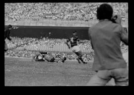 Fotografia "FUTEBOL = 'CAMPEONATO CARIOCA DE PROFISSIONAIS' Jogo Flamengo x Botafogo (3 x 1), America x Portuguesa (2 x 1), Madureira x Bangu (1 x 2), C. Grande x S. Cristovão (1 x 0) e C. Rio x Olaria (1 x 7), Reportagem de Esporte" ([Local n/d] , 1963) [negativo]. / Fotógrafo(a): Equipe.  -- ITEM-0223.