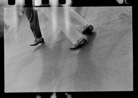 Fotografia "Jango em Recife; Jango Goulart em Recife. sendo recebido pelo Governador Miguel Arraes no Aeroporto do Estado.)" ([Local n/d] , 1963) [negativo]. / Fotógrafo(a): Sucursal.  -- ITEM-0021.