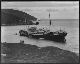 Fotografia "Encalhe do Navio 'Santos' em Cabo Frio, Reportagem Geral" ([Local n/d] , [Data n/d]) [negativo]. / Fotógrafo(a): Vieira Junior.  -- ITEM-0002.