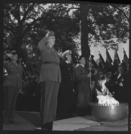 Fotografia "Festa em homenagem a Charles de Gaulier (França) [Charles de Gaulle], Reportagem Geral" ([Local n/d] , [Data n/d]) [negativo]. / Fotógrafo(a): Jean Manzon.  -- ITEM-0036.