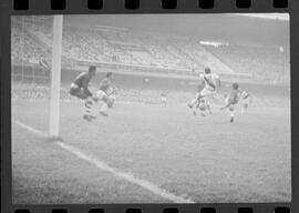 Fotografia "CAMPEONATO CARIOCA DE PROFISSIONAIS DE 1963 (1º TURNO) Jogos - Campeonato Carioca. Flamengo x Madureira (5 x 0) - Vasco x América (2 x 0) e Fluminense x Portuguesa (1 x 1). e Peter Kedzierski, homem voador dos EUA, (Vôo)" ([Local n/d] , 1963) [negativo]. / Fotógrafo(a): Equipe.  -- ITEM-0117.