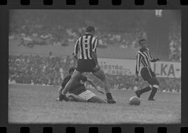 Fotografia "FUTEBOL = 'CAMPEONATO CARIOCA DE PROFISSIONAIS' Jogo Flamengo x Botafogo (3 x 1), America x Portuguesa (2 x 1), Madureira x Bangu (1 x 2), C. Grande x S. Cristovão (1 x 0) e C. Rio x Olaria (1 x 7), Reportagem de Esporte" ([Local n/d] , 1963) [negativo]. / Fotógrafo(a): Equipe.  -- ITEM-0257.