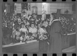 Fotografia "IGREJA SÃO SEBASTIÃO' Benção na Igreja dos Capuchinhos" ([Local n/d] , 1963) [negativo]. / Fotógrafo(a): Adyr Vieira.  -- ITEM-0003.