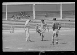 Fotografia "FLUMINENSE F.C.' Treino do Fluminense, Reportagem de Esporte" ([Local n/d] , 1963) [negativo]. / Fotógrafo(a): Democrito.  -- ITEM-0006.