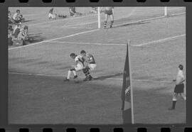 Fotografia "Jogos Campeonato Carioca; 'CAMPEONATO CARIOCA DE 1963' de PROFISSIONAIS (1º Turno) Jogos Vasco x Fluminense (3 x 1) Botafogo x Canto do Rio (3 x 0) America x Madureira (5 x 2) e Olaria x Portuguesa, Reportagem de Esporte" ([Local n/d] , 1963) [negativo]. / Fotógrafo(a): Equipe.  -- ITEM-0093.