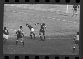 Fotografia "FUTEBOL = 'CAMPEONATO CARIOCA DE PROFISSIONAIS' Jogo Flamengo x Botafogo (3 x 1), America x Portuguesa (2 x 1), Madureira x Bangu (1 x 2), C. Grande x S. Cristovão (1 x 0) e C. Rio x Olaria (1 x 7), Reportagem de Esporte" ([Local n/d] , 1963) [negativo]. / Fotógrafo(a): Equipe.  -- ITEM-0250.