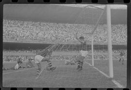 Fotografia "Jogos Campeonato Carioca; 'CAMPEONATO CARIOCA DE 1963' de PROFISSIONAIS (1º Turno) Jogos Vasco x Fluminense (3 x 1) Botafogo x Canto do Rio (3 x 0) America x Madureira (5 x 2) e Olaria x Portuguesa, Reportagem de Esporte" ([Local n/d] , 1963) [negativo]. / Fotógrafo(a): Equipe.  -- ITEM-0013.