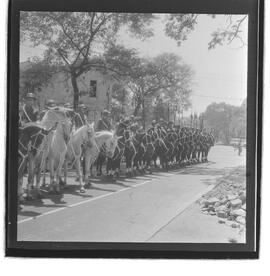 Fotografia "Visita do General Oswino ao C.P.O.R.; EXERCITO. CPOR- visita do comandante do 1º General Osvino Ferreira Alves" ([Local n/d] , 1962) [negativo]. / Fotógrafo(a): Luiz Santos.  -- ITEM-0004.
