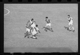 Fotografia "Jogos Campeonato Carioca; 'CAMPEONATO CARIOCA DE 1963' de PROFISSIONAIS (1º Turno) Jogos Vasco x Fluminense (3 x 1) Botafogo x Canto do Rio (3 x 0) America x Madureira (5 x 2) e Olaria x Portuguesa, Reportagem de Esporte" ([Local n/d] , 1963) [negativo]. / Fotógrafo(a): Equipe.  -- ITEM-0277.