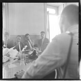 Fotografia "10º Vara Criminal; Justiça 10º Vara Criminal - caso do Feijão americano' Juiz Rodrigues Pires - compareceram Renato Lamhaier - Jose Joaquim de Oliveira e Danilo Edson Duarte - não compareceu Mindelo" ([Local n/d] , 1961) [negativo]. / Fotógrafo(a): Paulo André.  -- ITEM-0009.