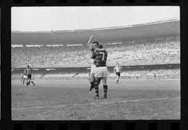 Fotografia "FUTEBOL = 'CAMPEONATO CARIOCA DE PROFISSIONAIS' Jogo Flamengo x Botafogo (3 x 1), America x Portuguesa (2 x 1), Madureira x Bangu (1 x 2), C. Grande x S. Cristovão (1 x 0) e C. Rio x Olaria (1 x 7), Reportagem de Esporte" ([Local n/d] , 1963) [negativo]. / Fotógrafo(a): Equipe.  -- ITEM-0004.