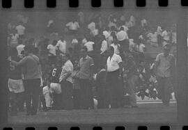 Fotografia "FUTEBOL = 'CAMPEONATO CARIOCA DE PROFISSIONAIS' Jogo Flamengo x Botafogo (3 x 1), America x Portuguesa (2 x 1), Madureira x Bangu (1 x 2), C. Grande x S. Cristovão (1 x 0) e C. Rio x Olaria (1 x 7), Reportagem de Esporte" ([Local n/d] , 1963) [negativo]. / Fotógrafo(a): Equipe.  -- ITEM-0024.