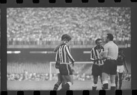 Fotografia "FUTEBOL = 'CAMPEONATO CARIOCA DE PROFISSIONAIS' Jogo Flamengo x Botafogo (3 x 1), America x Portuguesa (2 x 1), Madureira x Bangu (1 x 2), C. Grande x S. Cristovão (1 x 0) e C. Rio x Olaria (1 x 7), Reportagem de Esporte" ([Local n/d] , 1963) [negativo]. / Fotógrafo(a): Equipe.  -- ITEM-0045.