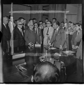 Fotografia "Assuntos diversos diversos em Brasília com o Presidente Jango, Reportagem de Sucursal" ([Local n/d] , 1963) [negativo]. / Fotógrafo(a): Novelli.  -- ITEM-0005.