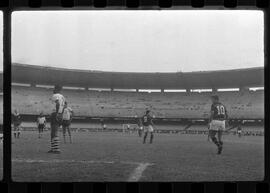 Fotografia "CAPEONATO [CAMPEONATO] CARIOCA DE 1963' (PROFISSIONAIS) (1º Turno) Jogo Famengo [Flamengo] x Campo Grande (5 x 0); Jogo Flamengo e Campo Grande, Reportagem de Esporte" ([Local n/d] , 1963) [negativo]. / Fotógrafo(a): Ribeiro; Demócrito.  -- ITEM-0024.