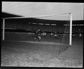 Fotografia "Futebol - América x Fluminense" ([Local n/d] , [Data n/d]) [negativo]. / Fotógrafo(a): Domingos.  -- ITEM-0014.