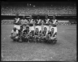 Fotografia "Esporte - Futebol - América x Bangú" ([Local n/d] , [Data n/d]) [negativo]. / Fotógrafo(a): Equipe.  -- ITEM-0001.