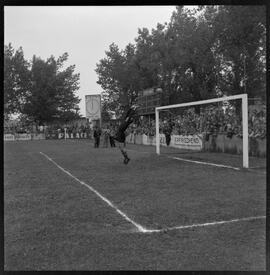 Fotografia "Futebol - São Cristóvão (jogo)" ([Local n/d] , [Data n/d]) [negativo]. / Fotógrafo(a): [Autoria n/d].  -- ITEM-0017.