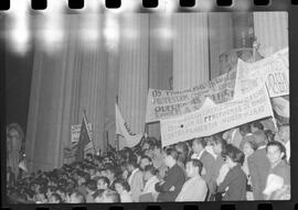 Fotografia "Conflitos' Conflitos - Passeatas - Polícia militar agride povo na Leopoldina - á favor das reformas de bases" ([Local n/d] , 1963) [negativo]. / Fotógrafo(a): Paulo; Venê; André; Alvaro; Pinto.  -- ITEM-0029.