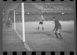 Fotografia "Futebol; 'FUTEBOL = LIBERTADORES DAS AMÉRICAS' Botafogo x Alianza de Lima (2 x 1) (Fases do jogo realizado no Maracanã)" ([Local n/d] , 1963) [negativo]. / Fotógrafo(a): Demócrito.  -- ITEM-0048.