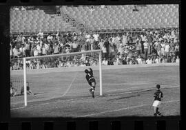 Fotografia "FUTEBOL = 'CAMPEONATO CARIOCA DE PROFISSIONAIS' Jogo Flamengo x Botafogo (3 x 1), America x Portuguesa (2 x 1), Madureira x Bangu (1 x 2), C. Grande x S. Cristovão (1 x 0) e C. Rio x Olaria (1 x 7), Reportagem de Esporte" ([Local n/d] , 1963) [negativo]. / Fotógrafo(a): Equipe.  -- ITEM-0210.