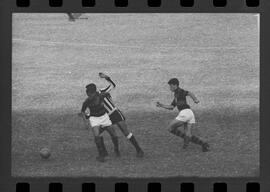 Fotografia "FUTEBOL = 'CAMPEONATO CARIOCA DE PROFISSIONAIS' Jogo Flamengo x Botafogo (3 x 1), America x Portuguesa (2 x 1), Madureira x Bangu (1 x 2), C. Grande x S. Cristovão (1 x 0) e C. Rio x Olaria (1 x 7), Reportagem de Esporte" ([Local n/d] , 1963) [negativo]. / Fotógrafo(a): Equipe.  -- ITEM-0251.