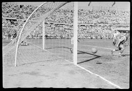 Fotografia "Futebol - Chile (Campeonato Mundial 1952) Brasil x Panamá, Repórter: Equipe, Esportes" ([Local n/d] , 1952) [negativo]. / Fotógrafo(a): José Casal.  -- ITEM-0012.