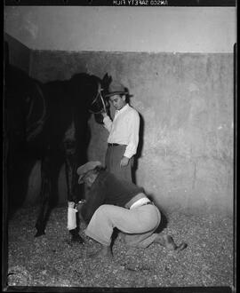 Fotografia "Esporte - Jockey" ([Local n/d] , [Data n/d]) [negativo]. / Fotógrafo(a): Ernani Contursi.  -- ITEM-0006.