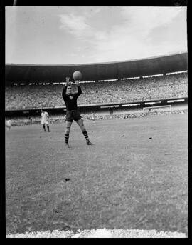 Fotografia "Futebol - R.J. (Equipe do Fluminense, 1952), Seção: Esportes" ([Local n/d] , 1952) [negativo]. / Fotógrafo(a): Equipe.  -- ITEM-0068.