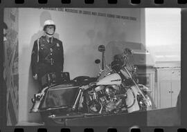 Fotografia "Conflitos' Conflitos - Passeatas - Polícia militar agride povo na Leopoldina - á favor das reformas de bases" ([Local n/d] , 1963) [negativo]. / Fotógrafo(a): Paulo; Venê; André; Alvaro; Pinto.  -- ITEM-0088.