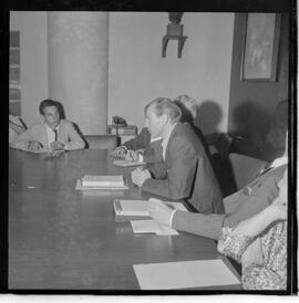 Fotografia "ENTREVISTAS UH' POETA ESPANHOL - ent. coletiva (Marcos Ana, Poeta Comunista Espanhol), Reportagem de Nelson Silva" ([Local n/d] , 1963) [negativo]. / Fotógrafo(a): Méra.  -- ITEM-0002.