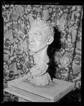 Fotografia "Samuel Wainer no restaurante de 'Última Hora'. Samuel Wainer e Ivo D'Aquino. Busto de Samuel Wainer feito em gesso. Reportagem Geral" ([Local n/d] , [Data n/d]) [negativo]. / Fotógrafo(a): Equipe.  -- ITEM-0003.