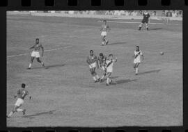 Fotografia "CAMPEONATO CARIOCA DE PROFISSIONAIS DE 1963 (1º TURNO) Jogos - Campeonato Carioca. Flamengo x Madureira (5 x 0) - Vasco x América (2 x 0) e Fluminense x Portuguesa (1 x 1). e Peter Kedzierski, homem voador dos EUA, (Vôo)" ([Local n/d] , 1963) [negativo]. / Fotógrafo(a): Equipe.  -- ITEM-0052.